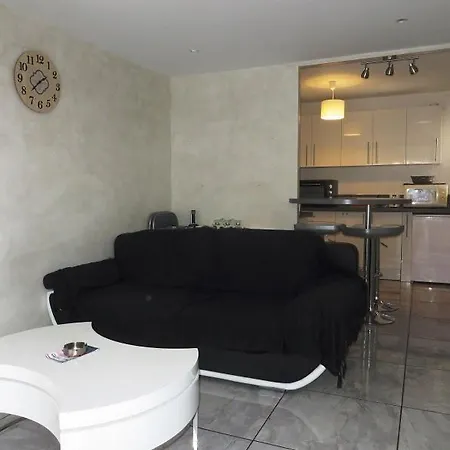Apartment Agreable Renove En Rez De Jardin Avec Parking *